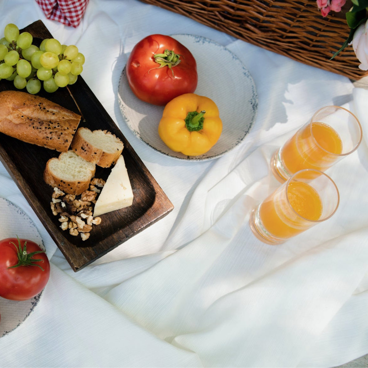 Flamefield twee stuks slim Jim clear met sinaasappel appelsap op een picknick tafel