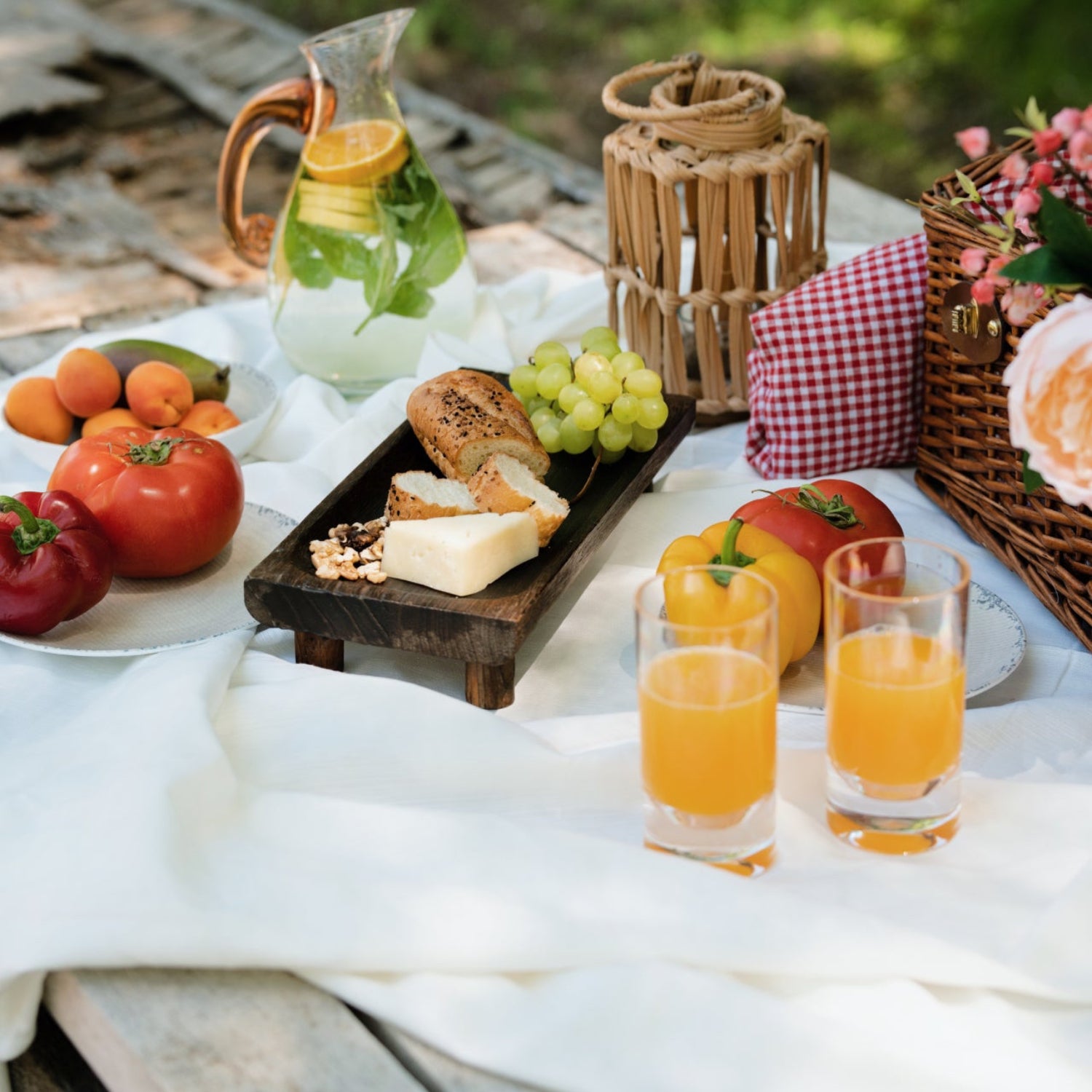 Flamefield twee stuks slim Jim clear op een picknick tafel