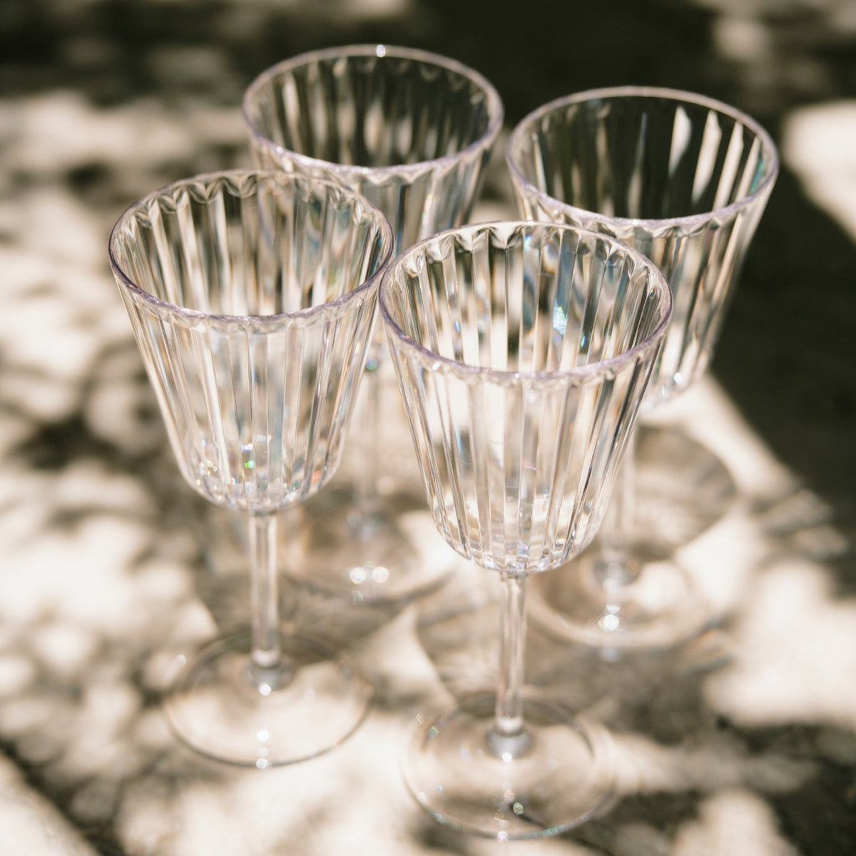 Flamefield_vier_glazen_uit_Crystal_serie_gefotografeerd_buiten_in_de_zon_met_schaduw_erop_vallend