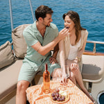 Flamefield wijnglas Savoy hoog op boot met man en vrouw terwijl de man druiven pakt