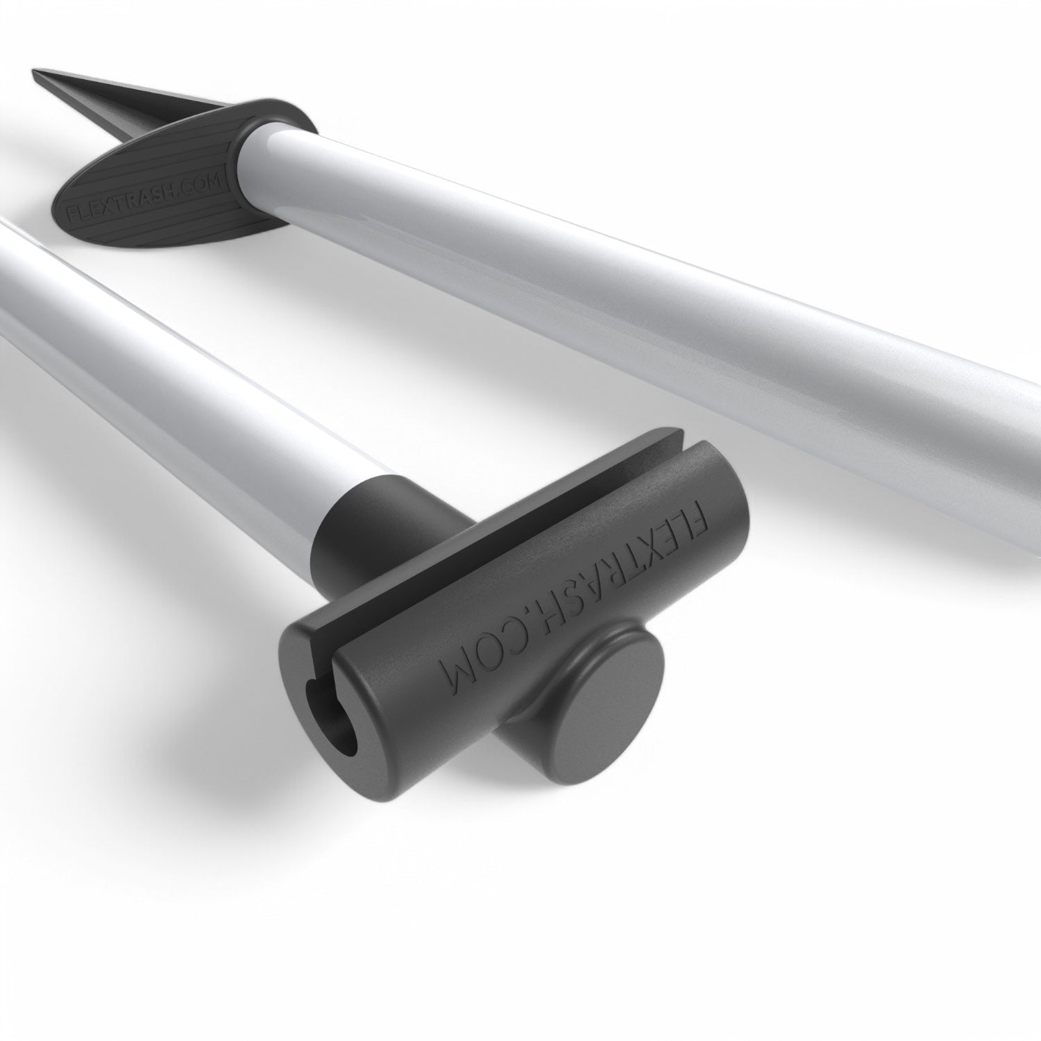 Flextrash Campstick – uitschuifbare houder voor je Flextrash prullenbak ingezoomd met merknaam op het product