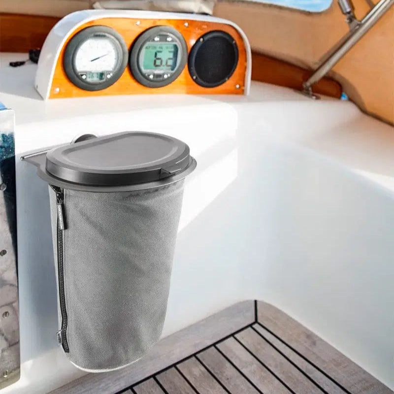 Flextrash_Graceful_Grey_op een boot opgehangen met de wallmount bevestiging