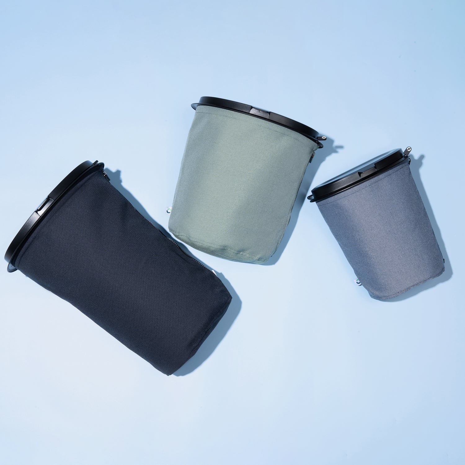 Flextrash_small_sfeer_beeld met kleuren Boldly Black, Ocean Green en Ocean Blue