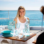 Harmony Acqua bootservies gepresenteerd op een boot met het Moon gglas op de foto met een jonge vrouw