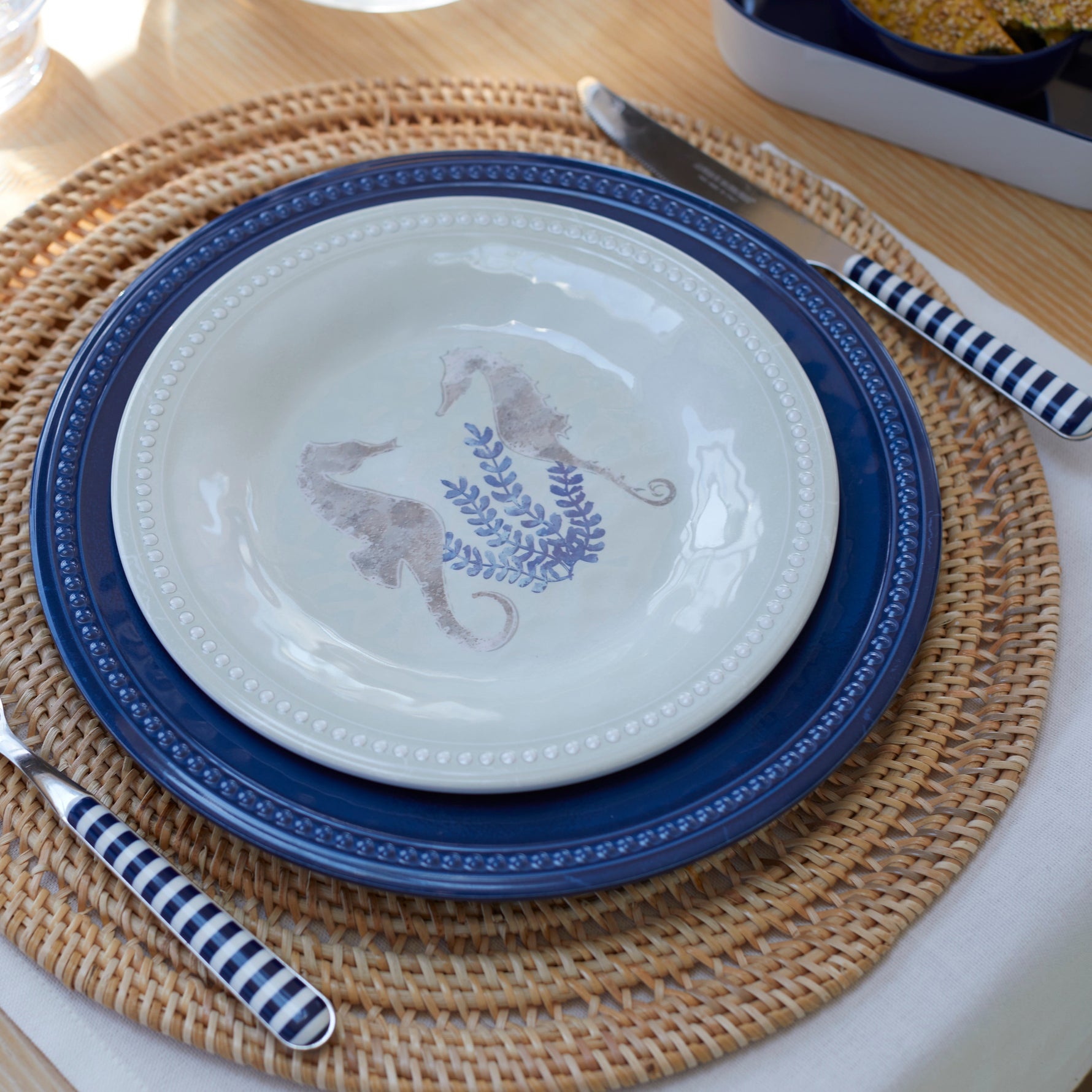  Harmony Blue bootservies - onbreekbaar, effen met klassieke parelrand in sfeersetting met bijpassende accessoires 