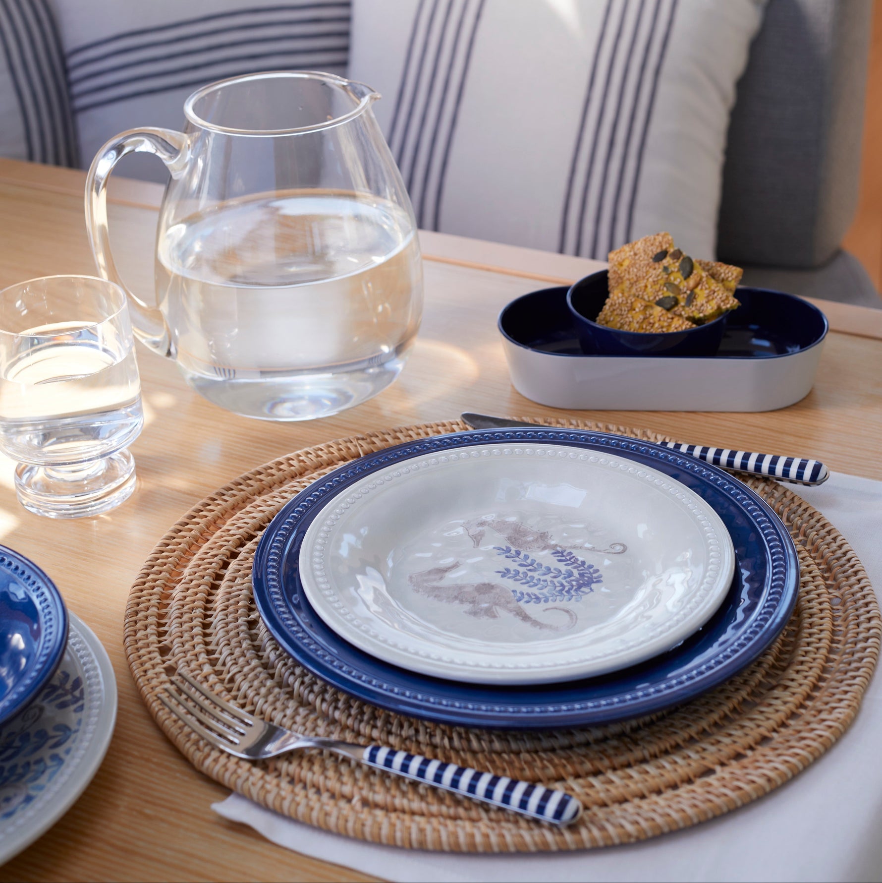  Harmony Blue bootservies - onbreekbaar, effen met klassieke parelrand in sfeersetting met bijpassende accessoires en gestreepte kussens