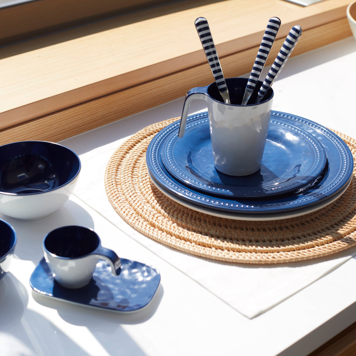  Harmony Blue bootservies - onbreekbaar, effen met klassieke parelrand in sfeersetting met bijpassende accessoires uit de Summer collectie