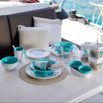 Harmony Mare Blue melamine servies - wit met koraaldecoratie en parelrand in sfeerzettintg op tafel