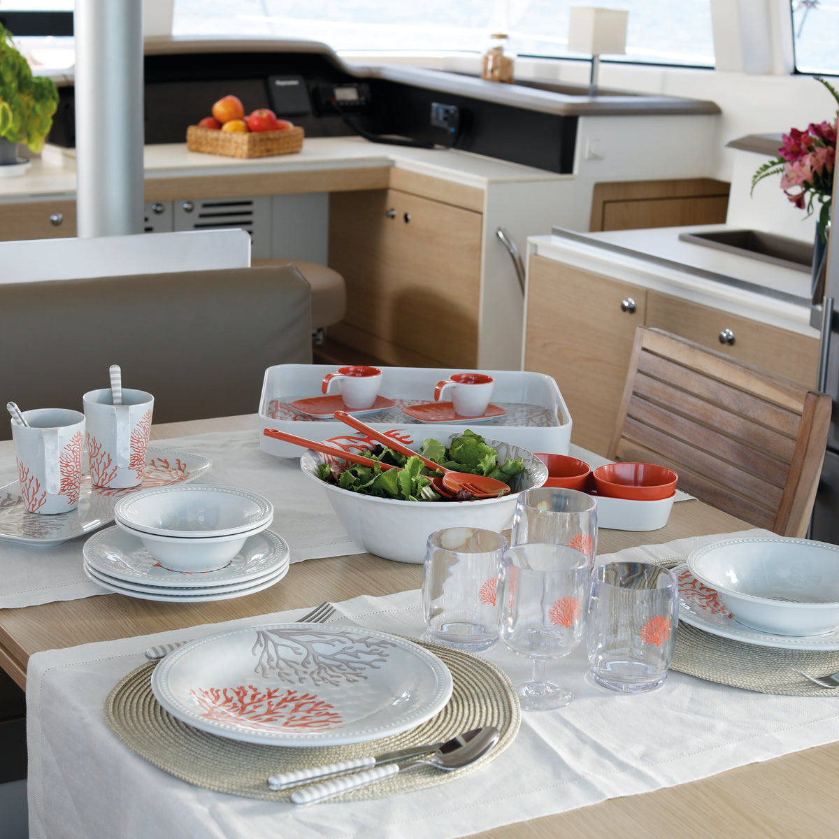 Harmony Mare Coral melamine servies in sfeersetting compleet servies aan boord van luxe boot