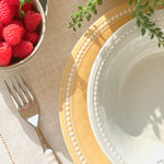 Harmony serie met sunset dinerbord en pearl diep bord in sfeersetting met fruit