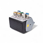 Igloo-14-Quart-Playmate-The-Boss-Ice-Chest-Cooler-Black-and-Silver met blikjes en ijsblokjes erin