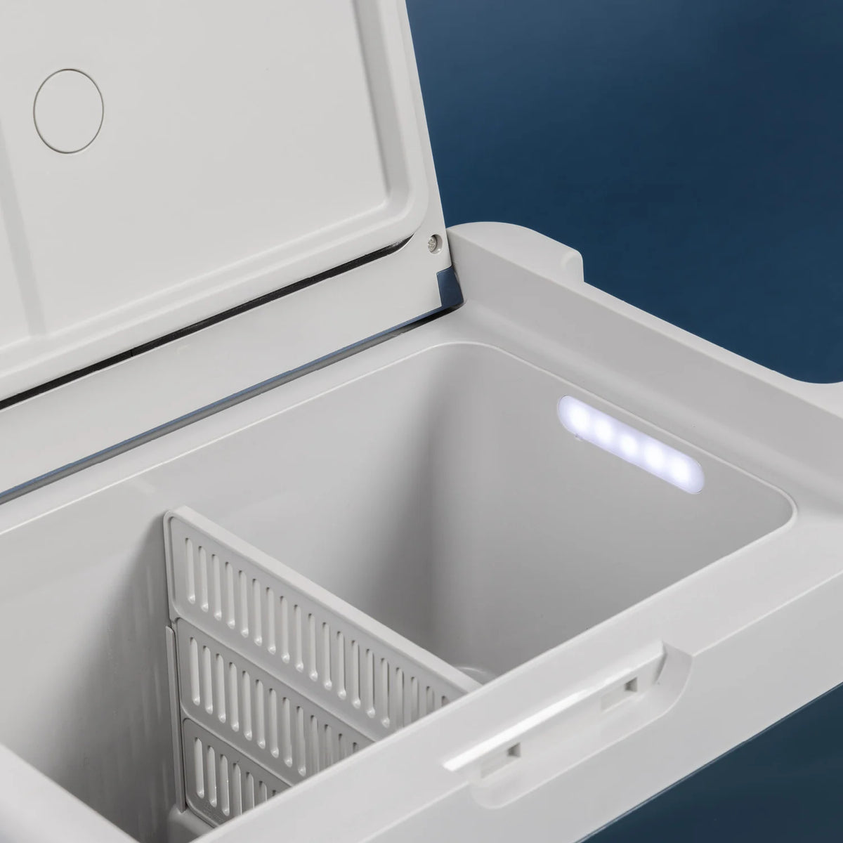 Igloo ICF18 Iceless Koelbox – 18L  close up van binnenkant met verlichting