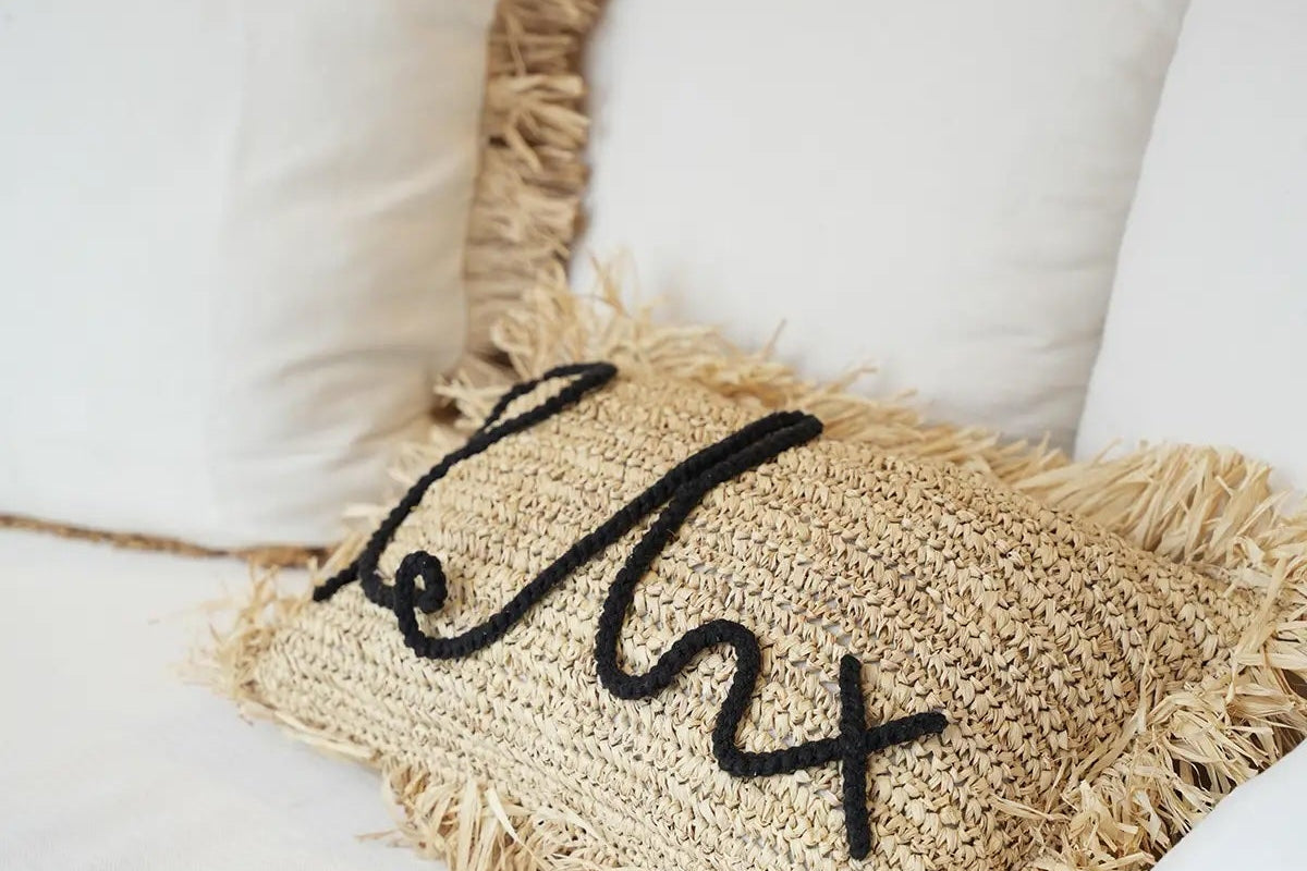 Jasmin_Concepts_sierkussen_lichtbruin_met_franjes_en_tekst_relax