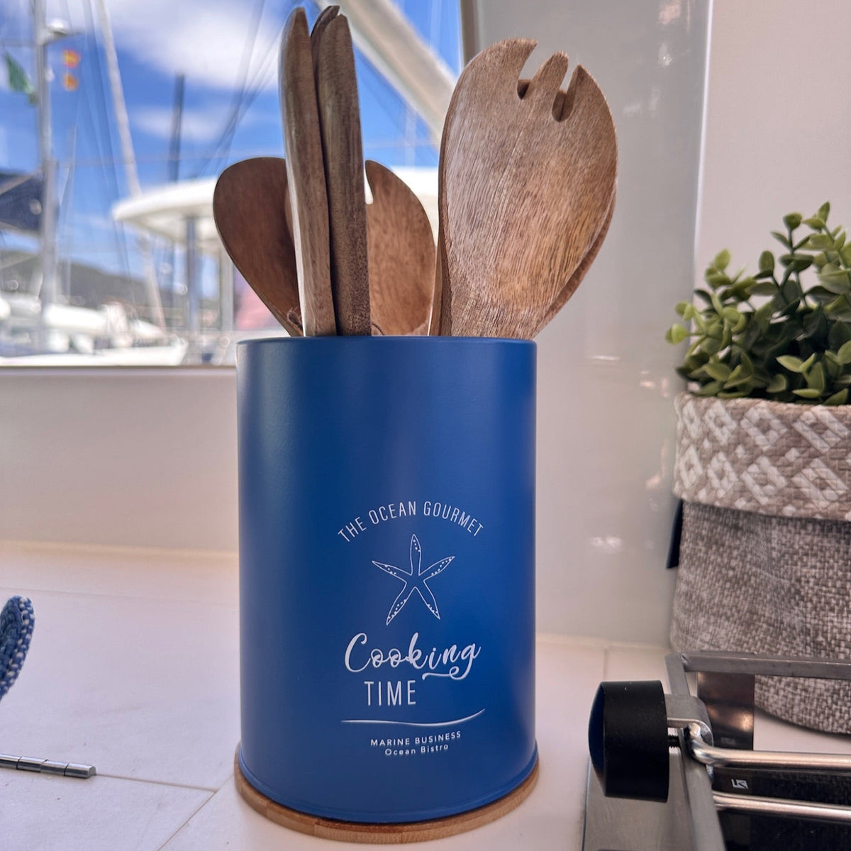 Keukengerei in blauwe pot