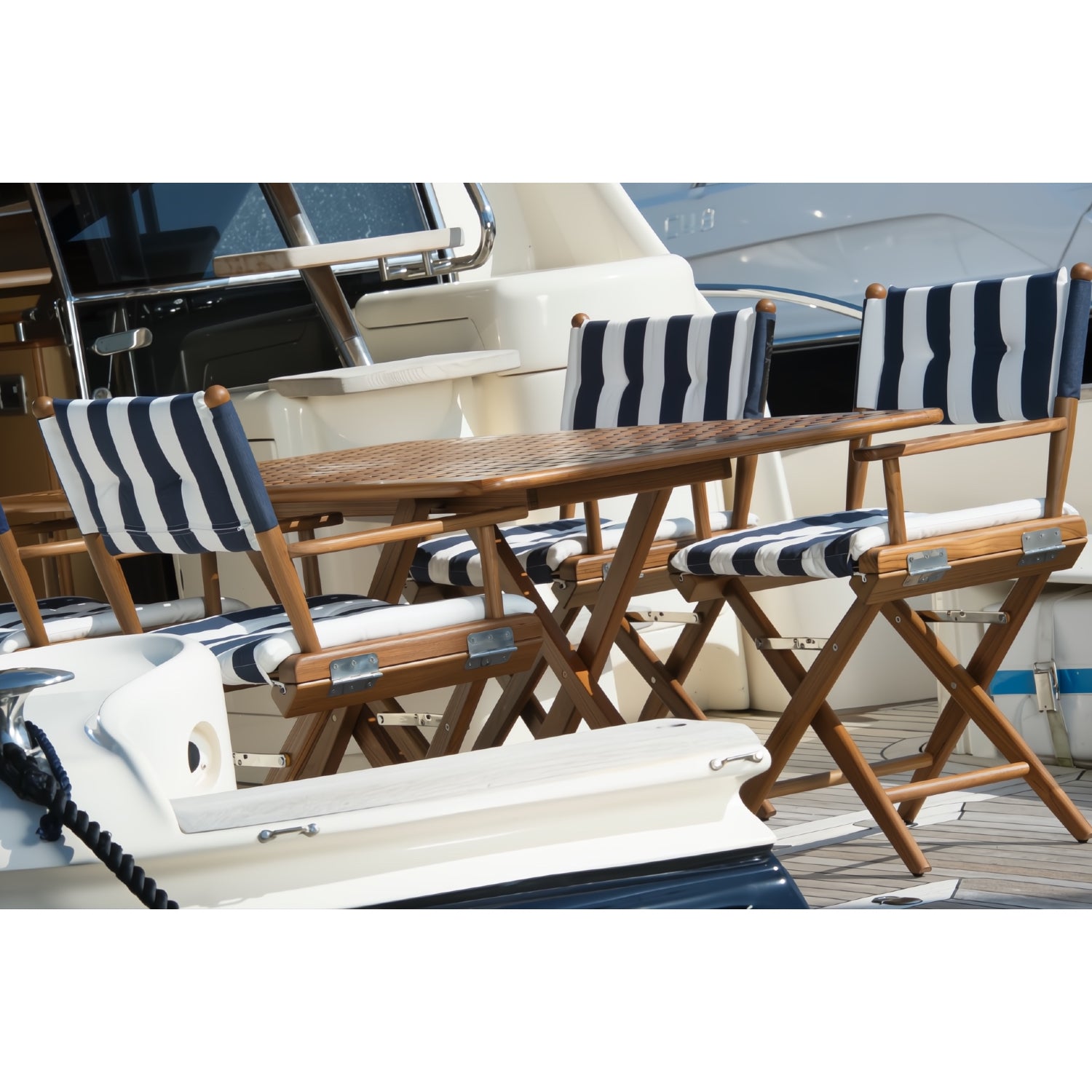 Klaptafel San Remo teak met blokrooster en regisseursstoelen met navy-witte kussens