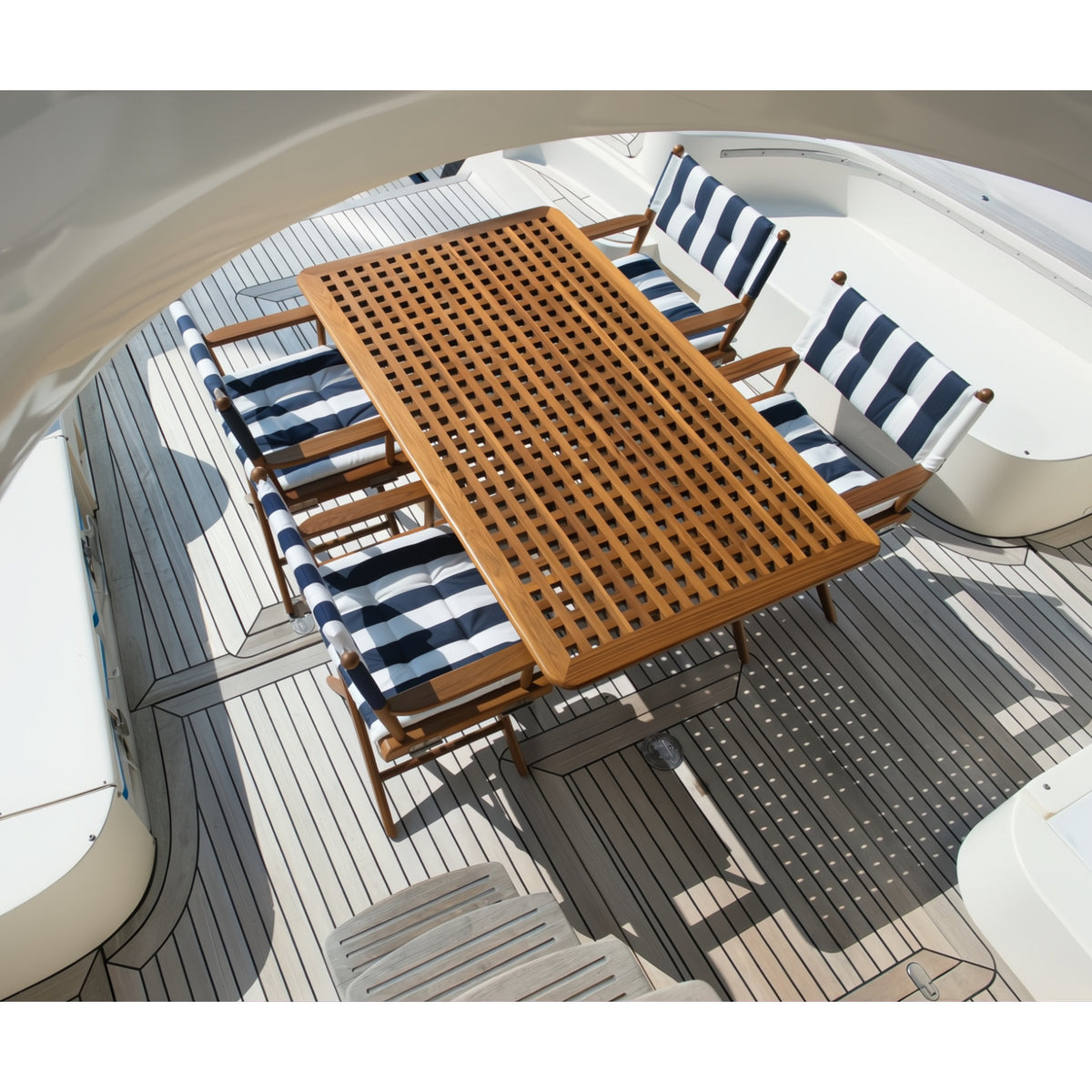 Klaptafel San Remo teak met blokrooster in sfeerzetting op luxe boot