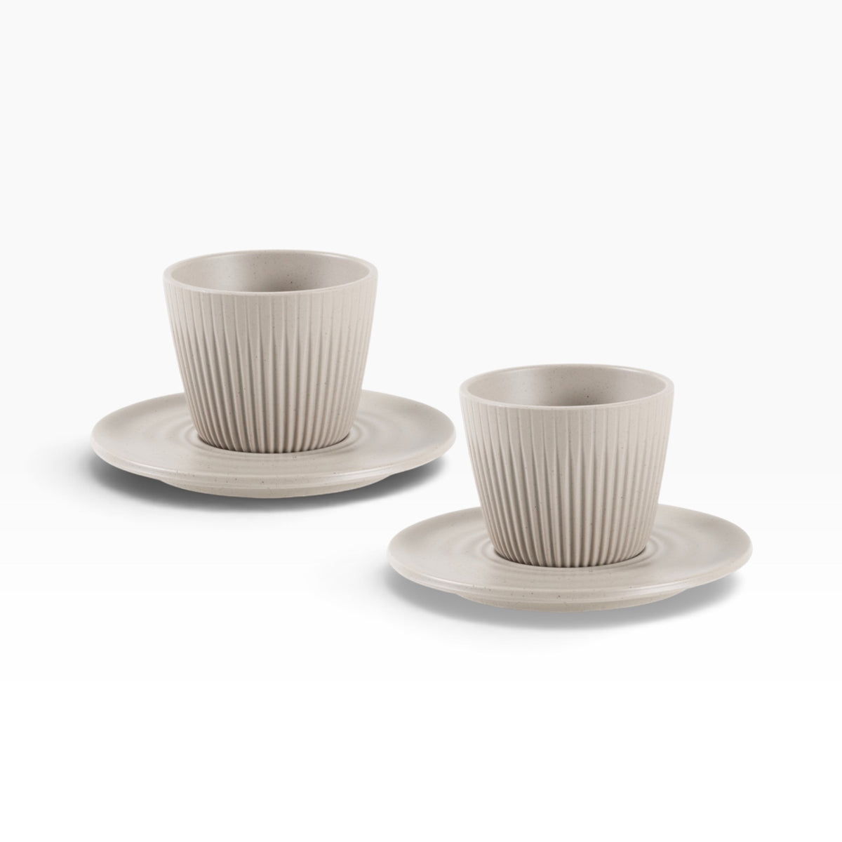 LALAI Espressokopjes  beige set van 2 stuks schuin onder elkaar mat een witte achtergrond