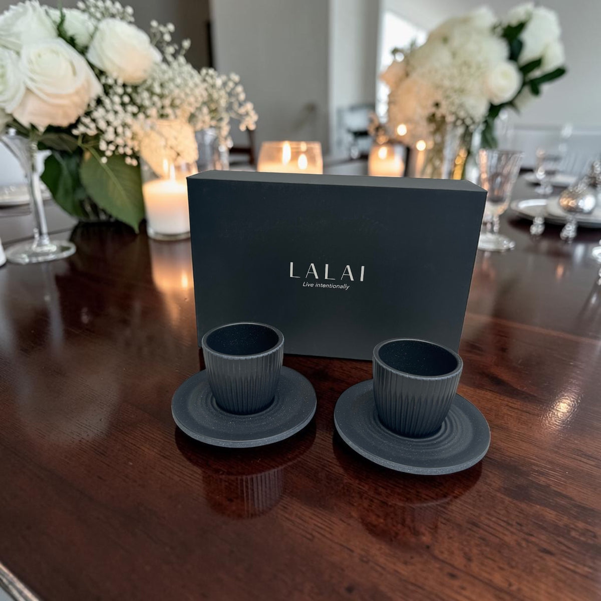 LALAI Koffie kopjes Set van 2 op een houten tafel  op een cadeau tafel 2