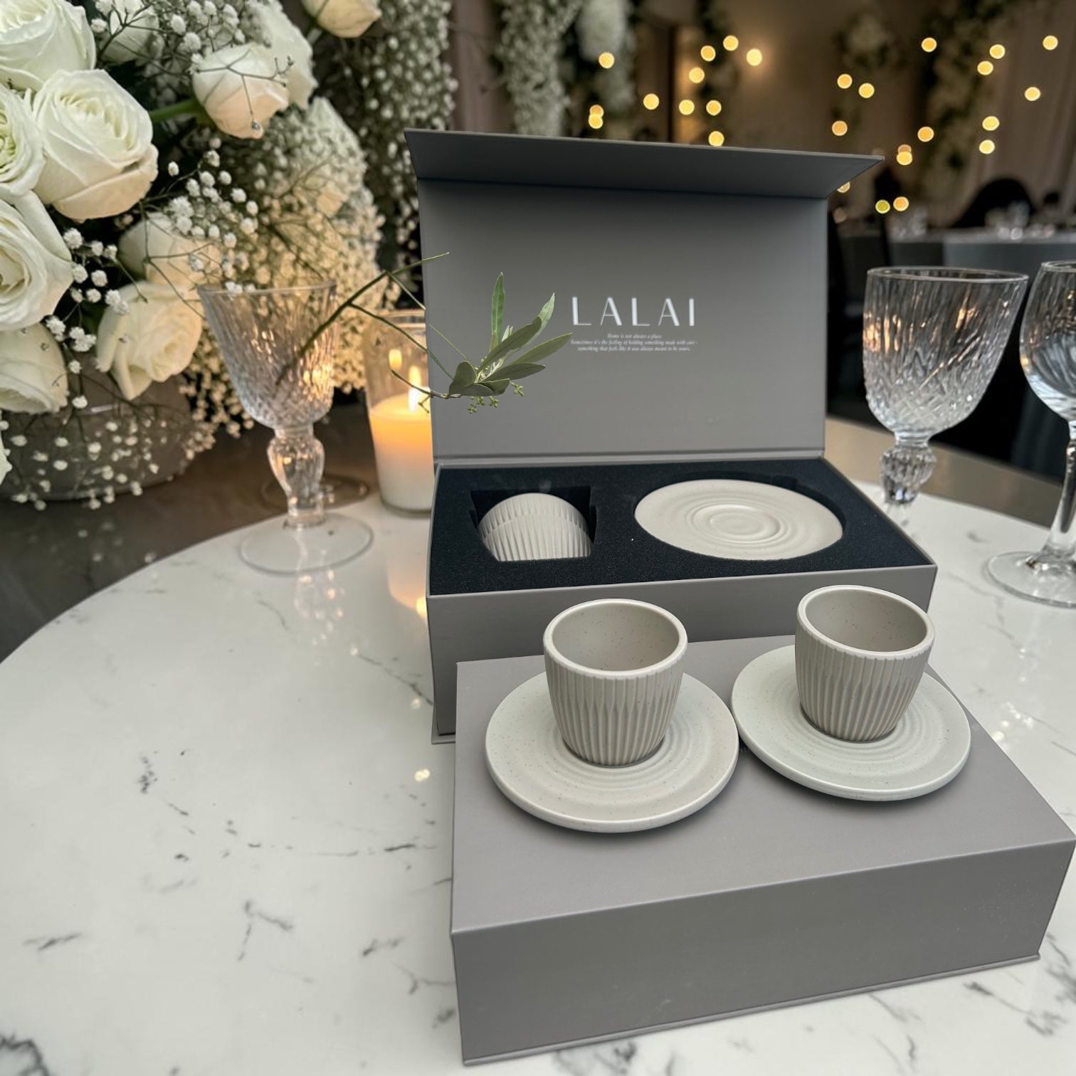 LALAI Koffie kopjes Set van 2 op een marmeren kadotafel  op een bruiloft