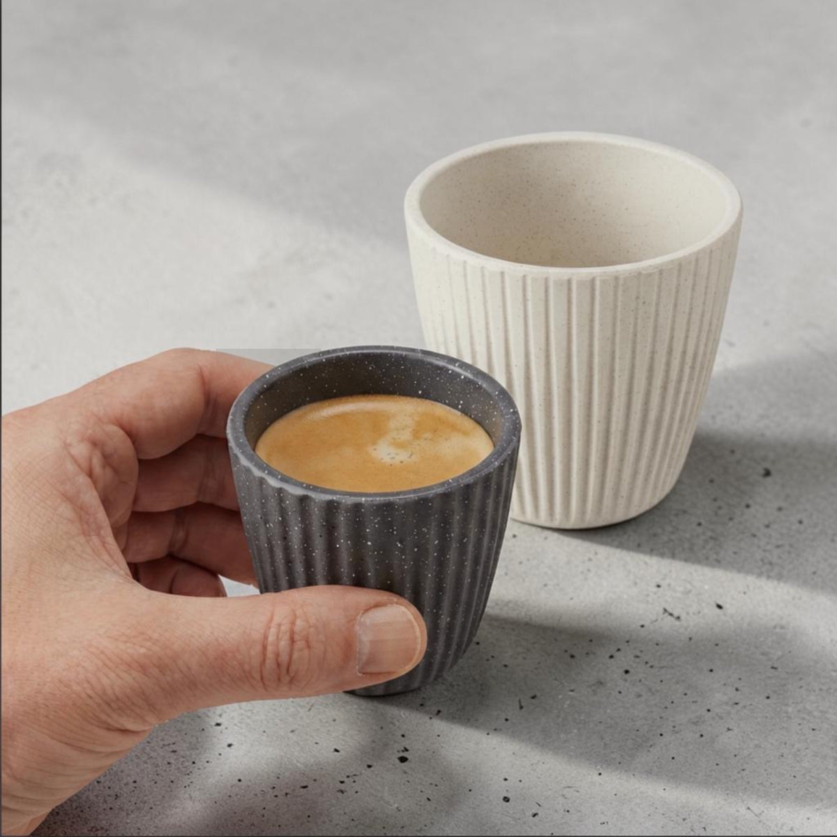 LALAI espresso cup met koffie op een betonnen aanrechtblad