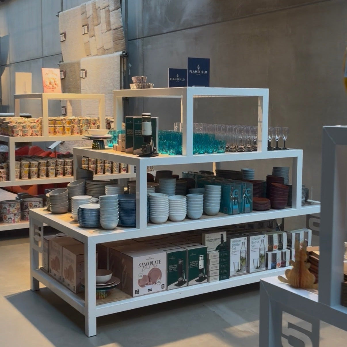 Loods5 Maastricht presentatie Flamefield servies, glazen en accessoires op een tafel
