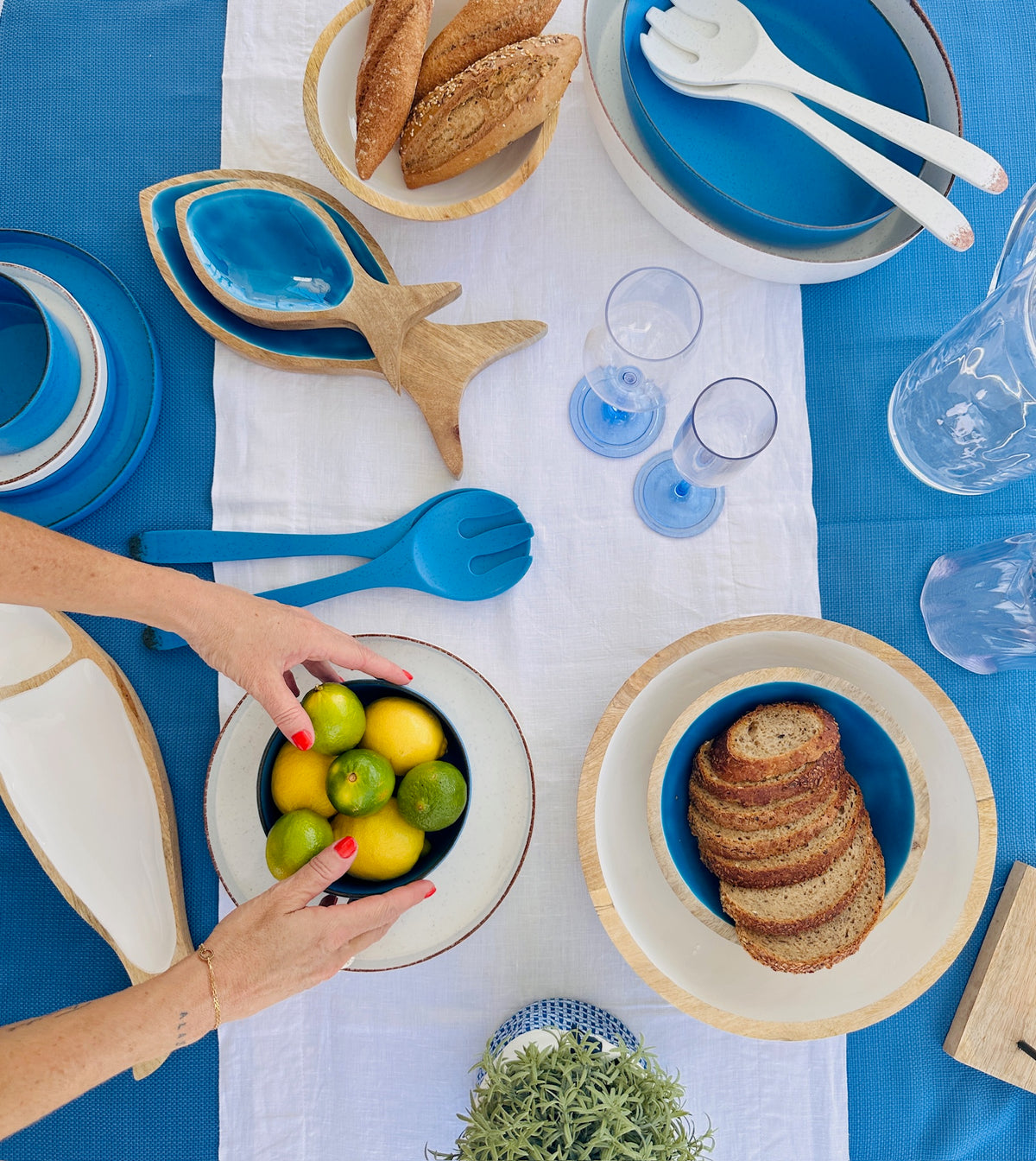 Maldivas bootservies - Blue sfeerbeeld aan tafel met brood en citroenen Marine Business
