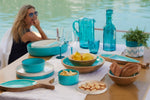 Maldivas bootservies Acqua in sfeersetting op boot samen met andere tafel accessoires