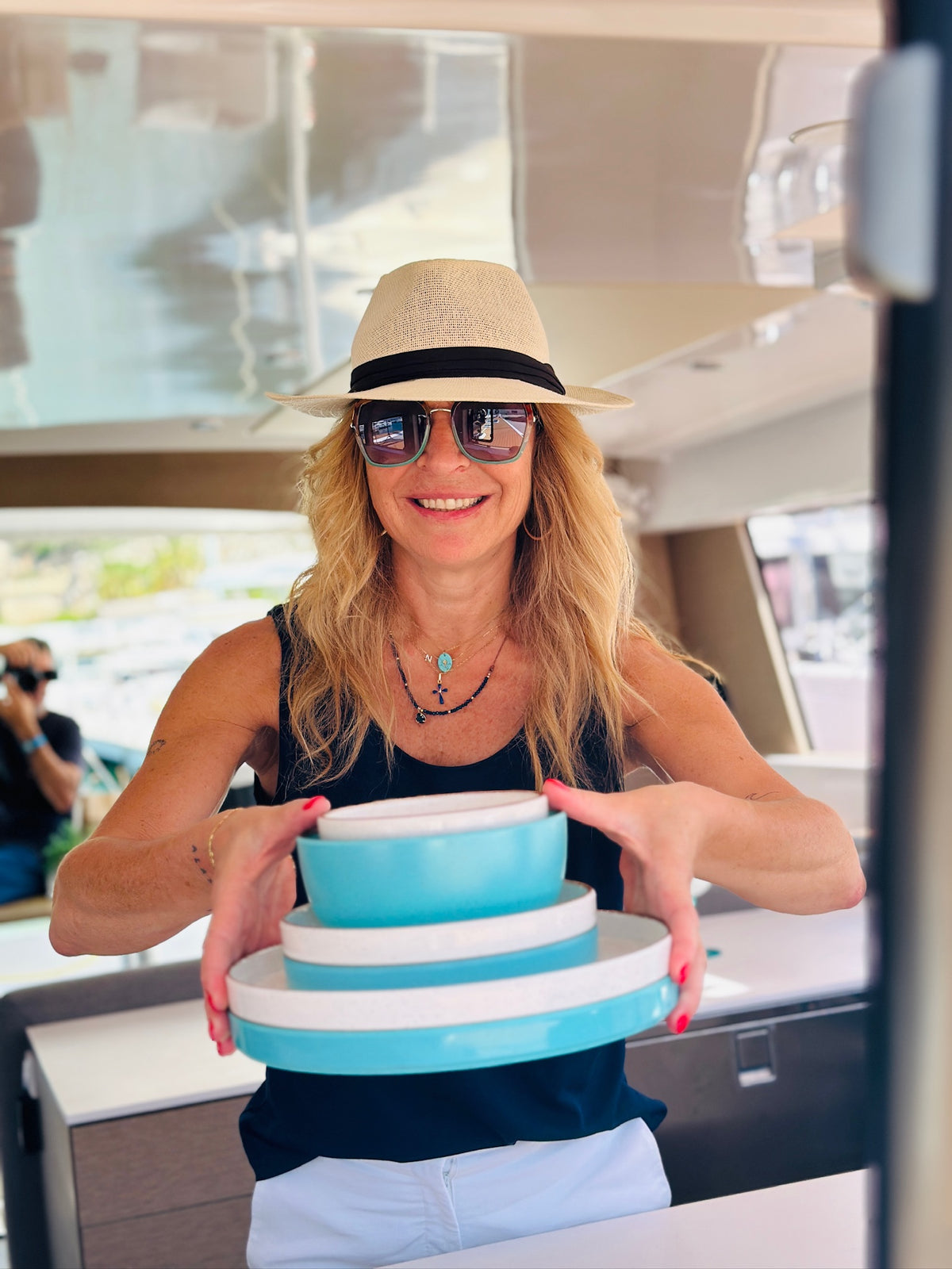 Maldivas bootservies Acqua in stapel met bootservies wit, getild door een vrouw met een hoed