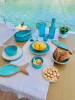 Maldivas bootservies Acqua met bootservies wit, en schalen van hout aan boord van een jacht, sfeersetting op tafel met loper