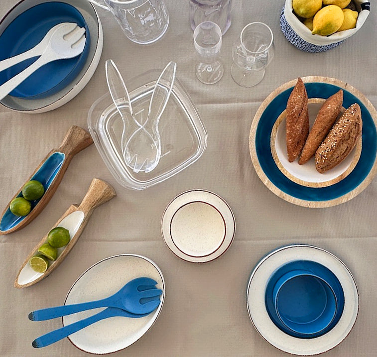 Maldivas bootservies Ivory – modern, zachte creme en onbreekbaar met opstaande rand gemixt met blauw en transparant servies van Marine Business