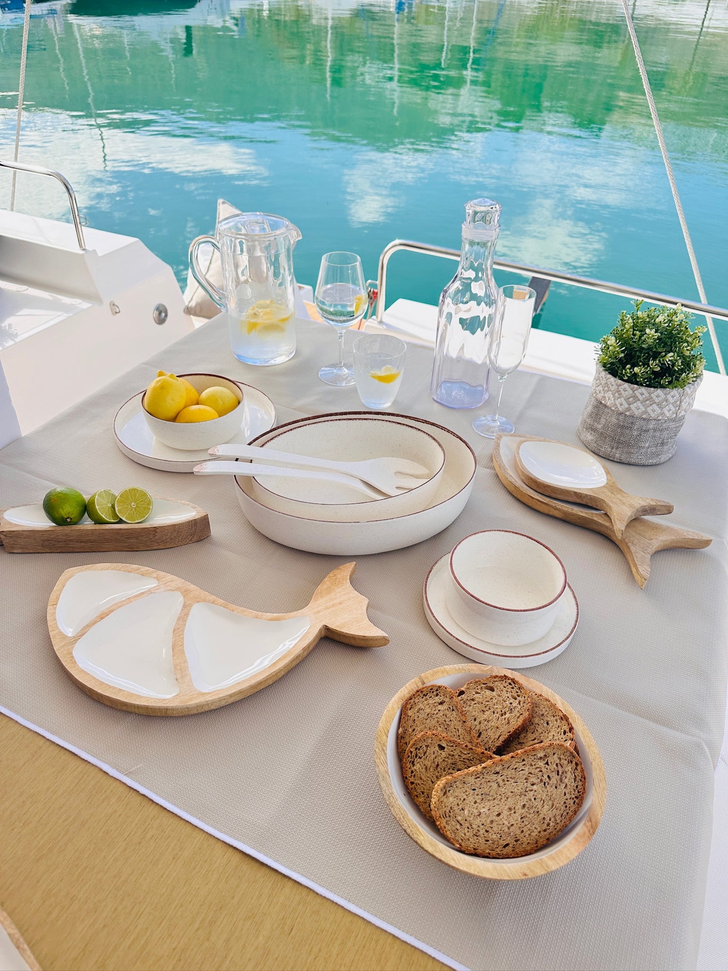 Maldivas bootservies Ivory – modern, zachte creme en onbreekbaar met opstaande rand in sfeersetting met salade set op tafel