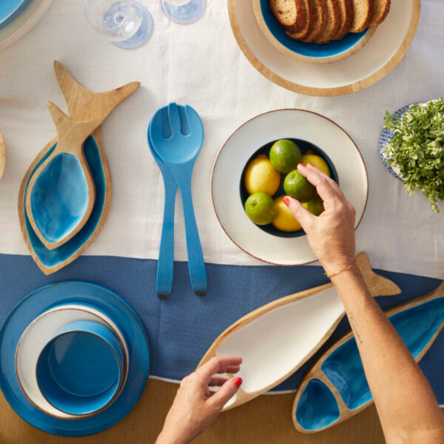 Maldives servies met Cocoa schalen op blauw wit gedekte tafel