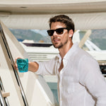 Man met een Flamefield ice tumbler op een boot
