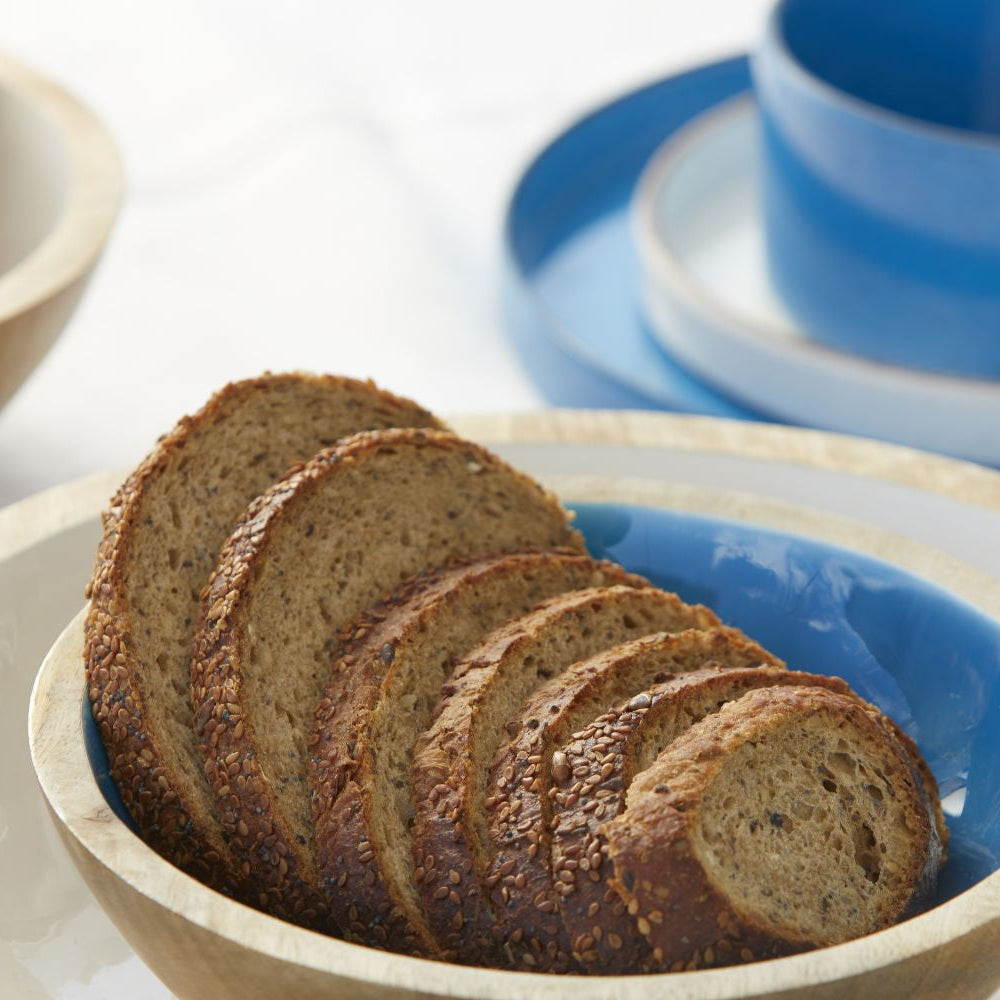 Marine Business Cocoa kom met blauwe binnenkant en sneden brood geserveerd