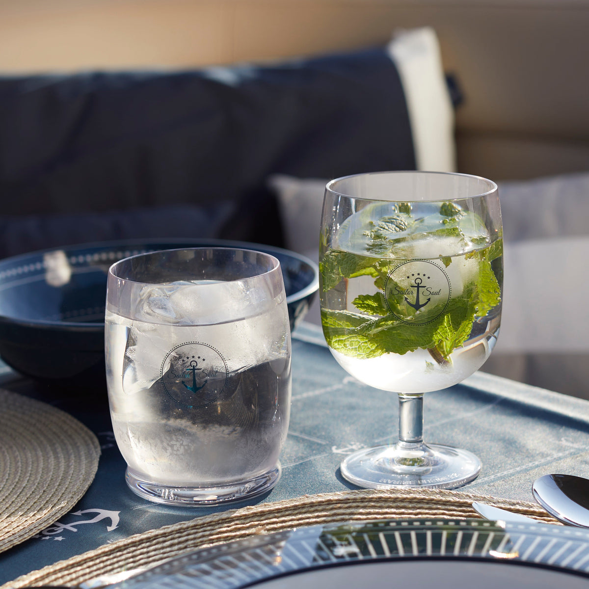 Marine Business Sailor Soul serie glazen van transparant kunststof glas gemaakt van Ecozen materiaal wat krasvast is, met op voorkant een rondje met een blauw anker, in een sfeersetting op een boot