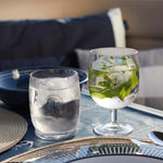 Marine Business Sailor Soul serie glazen van transparant kunststof glas gemaakt van Ecozen materiaal wat krasvast is, met op voorkant een rondje met een blauw anker, in een sfeersetting op een boot