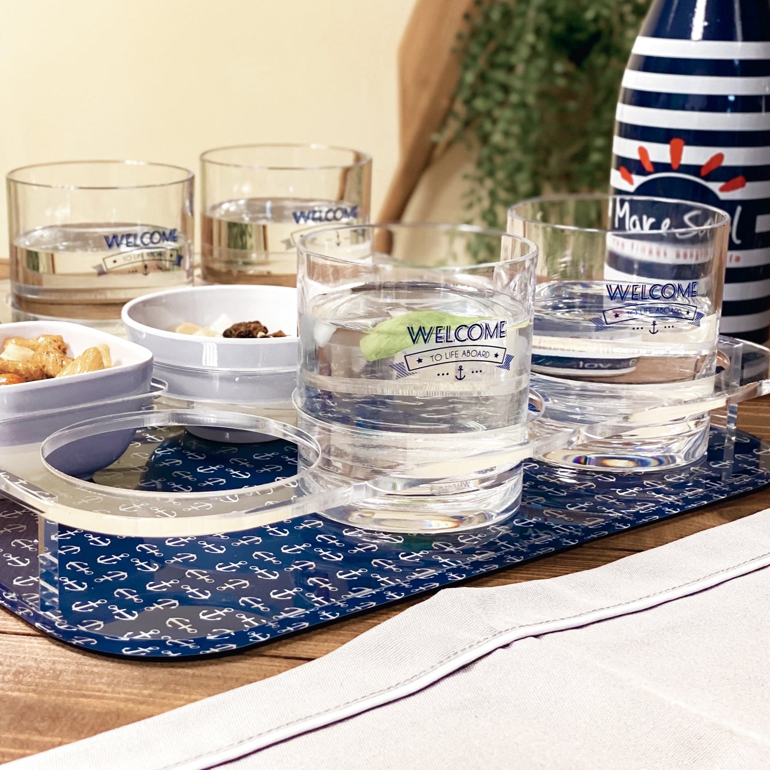 Marine Business Waves serveerplateau met glazenhouder en snackbakjes in sfeerfoto met Welcome on board glazen en nootjes