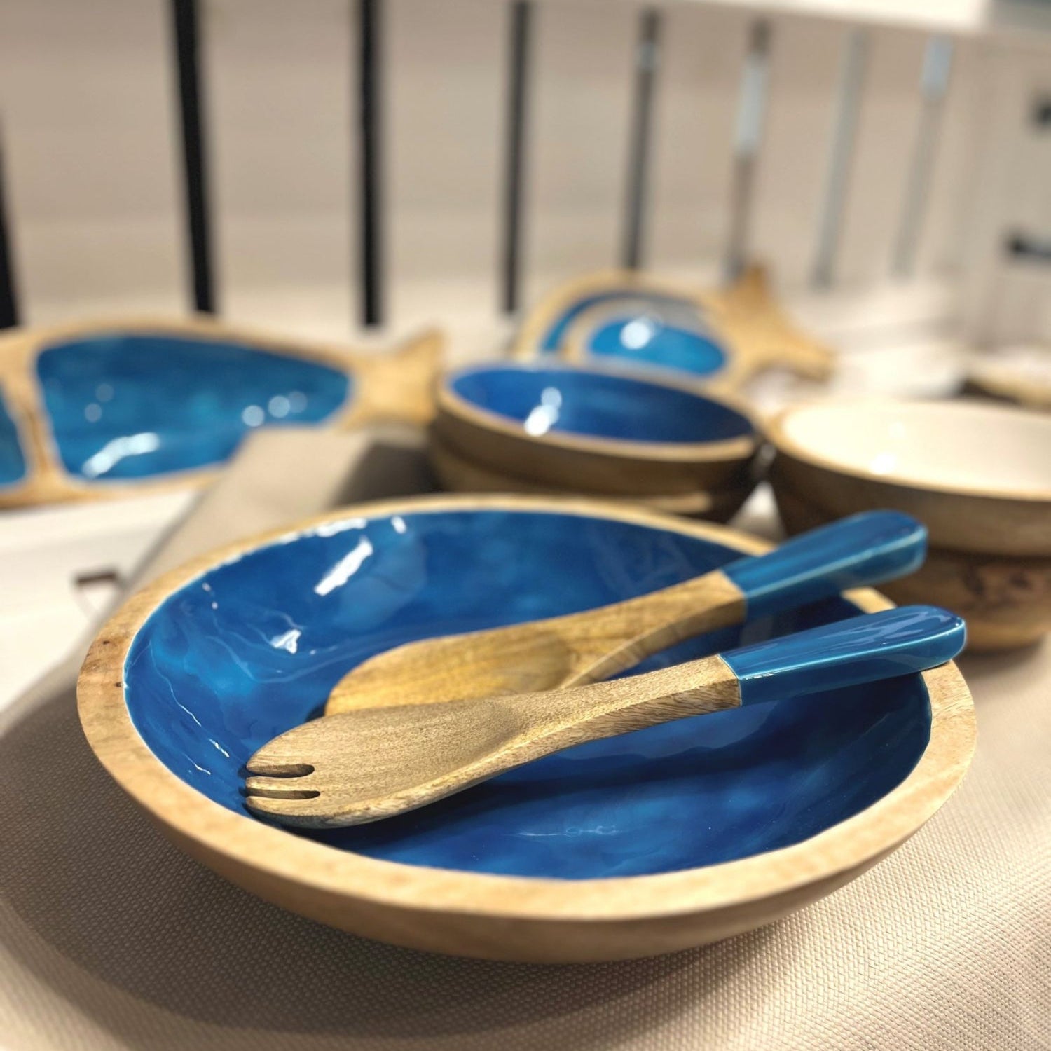 Marine Business schaal Cocoa met bestek mangohout en blauwe binnenkant als decoratie neergezet