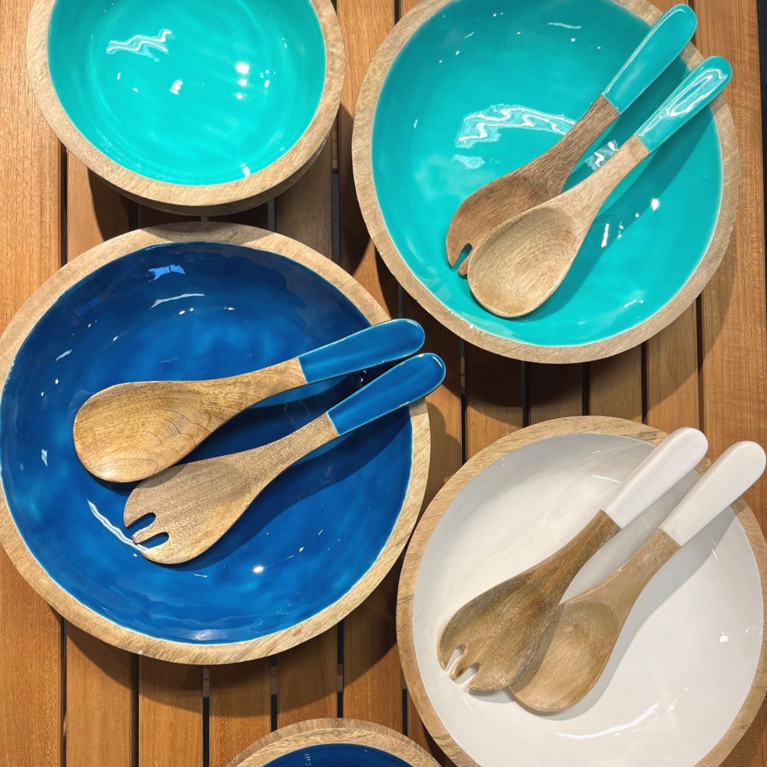 Marine Business schaal Cocoa met bestek mangohout en wit, blauw of aqcua binnenkant met bestekset erbij en drie kleinere kommen uit dezelfde serie