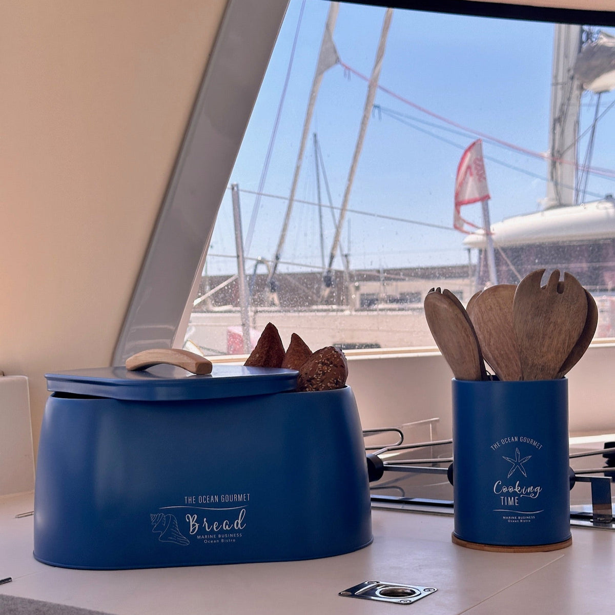 Menorca broodtrommel en keukengerei in het blauw sfeerbeeld