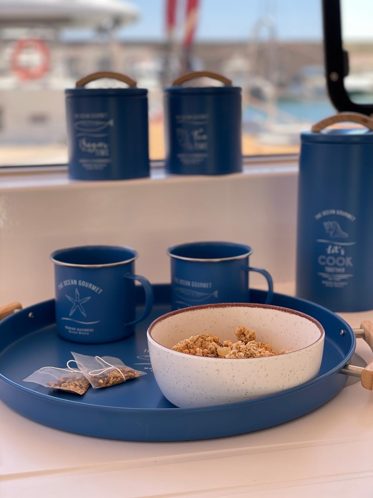 Menorca_set in blauw met tekst op voorkant voorraadbussen en bekers