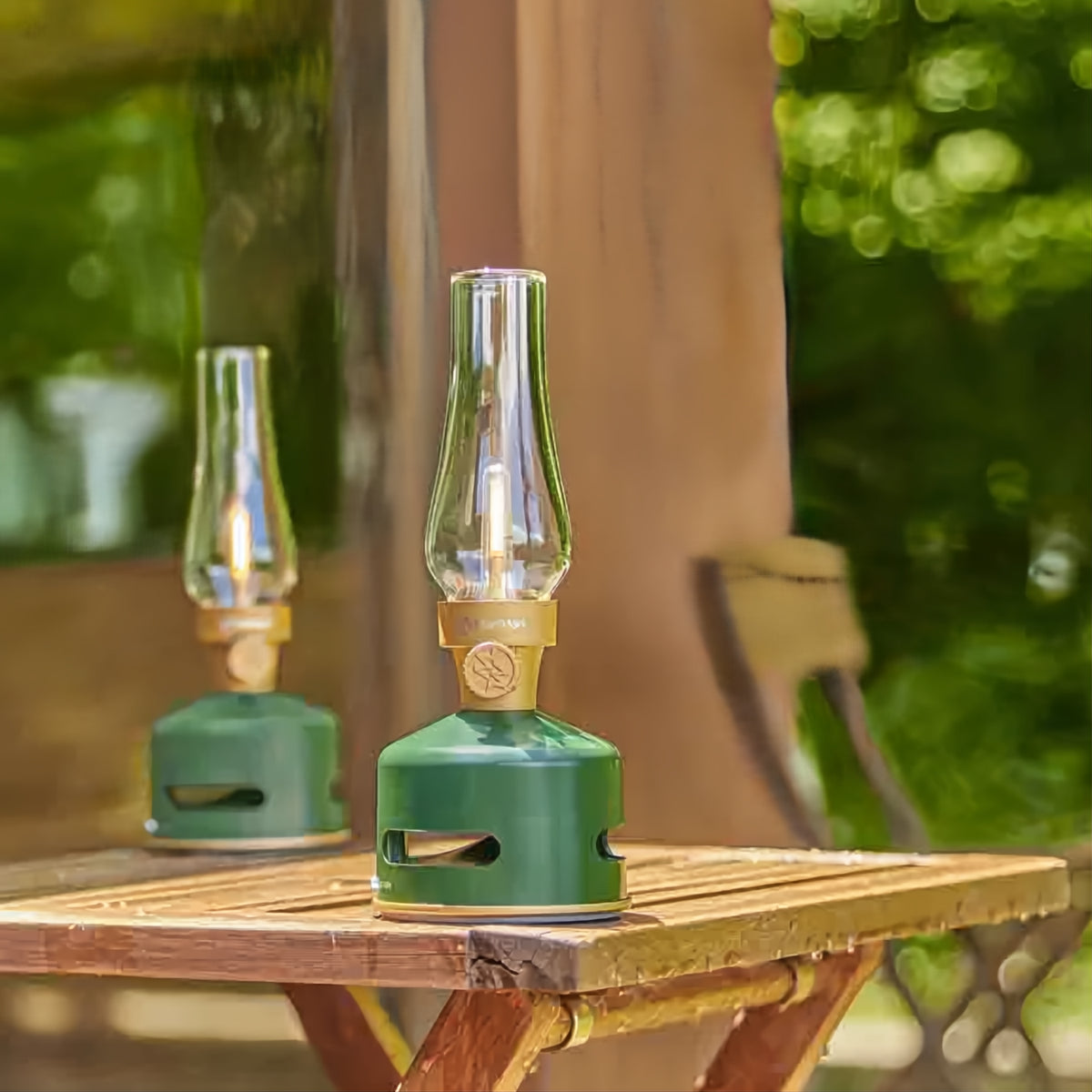 MoriMori LED lantaarn met Bluetooth speaker – oplaadbare buitenlamp donkergroene lamp op houtentafel met reflectie in het raam