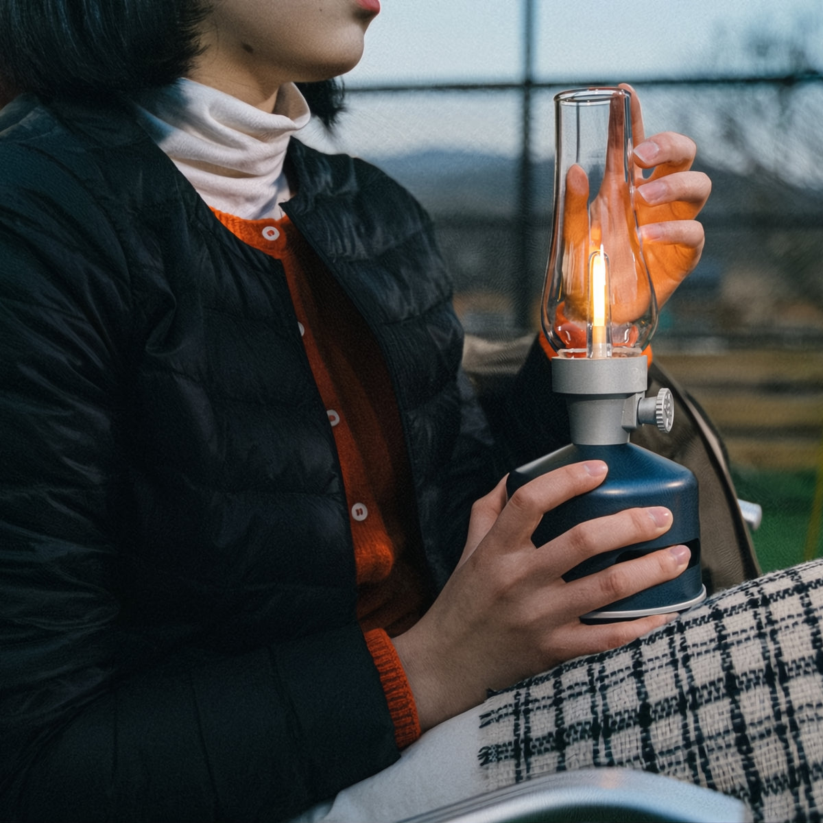 MoriMori LED lantaarn met Bluetooth speaker – oplaadbare buitenlamp in kleur Moonlight Ocean op schoot in handen van vrouw