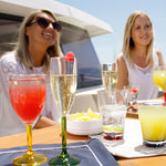 Party marine Business glazen champagne glas wijnglas waterglazen op een tafel met 2 dames op de achtergrond