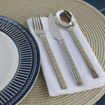 Premium Bestekset 24-delig Sailor soul RVS met ankers op een servet op tafel