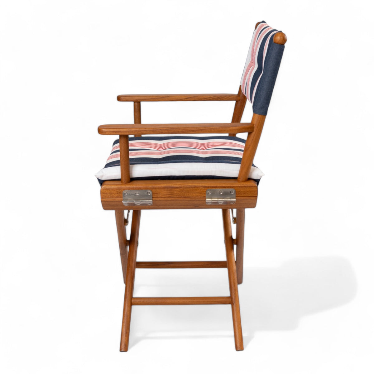 Regisseursstoel_I_deluxe_-_geolied_teak_met_navy-wit-rood_gestreept_kussen_zijaanzicht