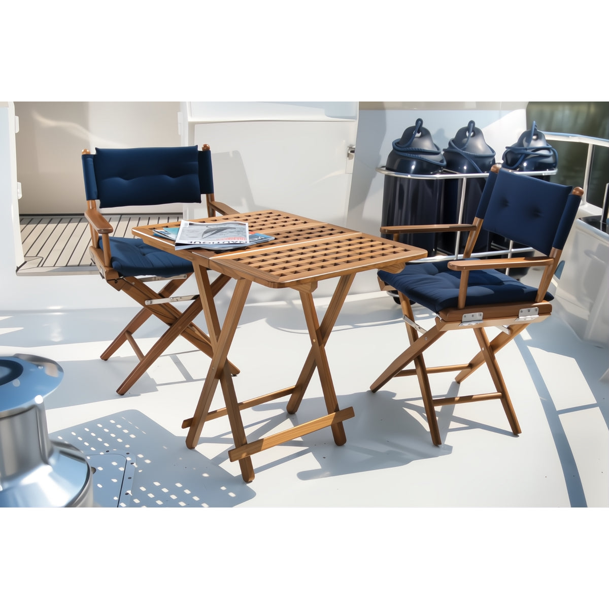 Regisseursstoel_I_deluxe_-_ongeolied_teak_met_navy_kussen met Southhampton teak tafel op boot