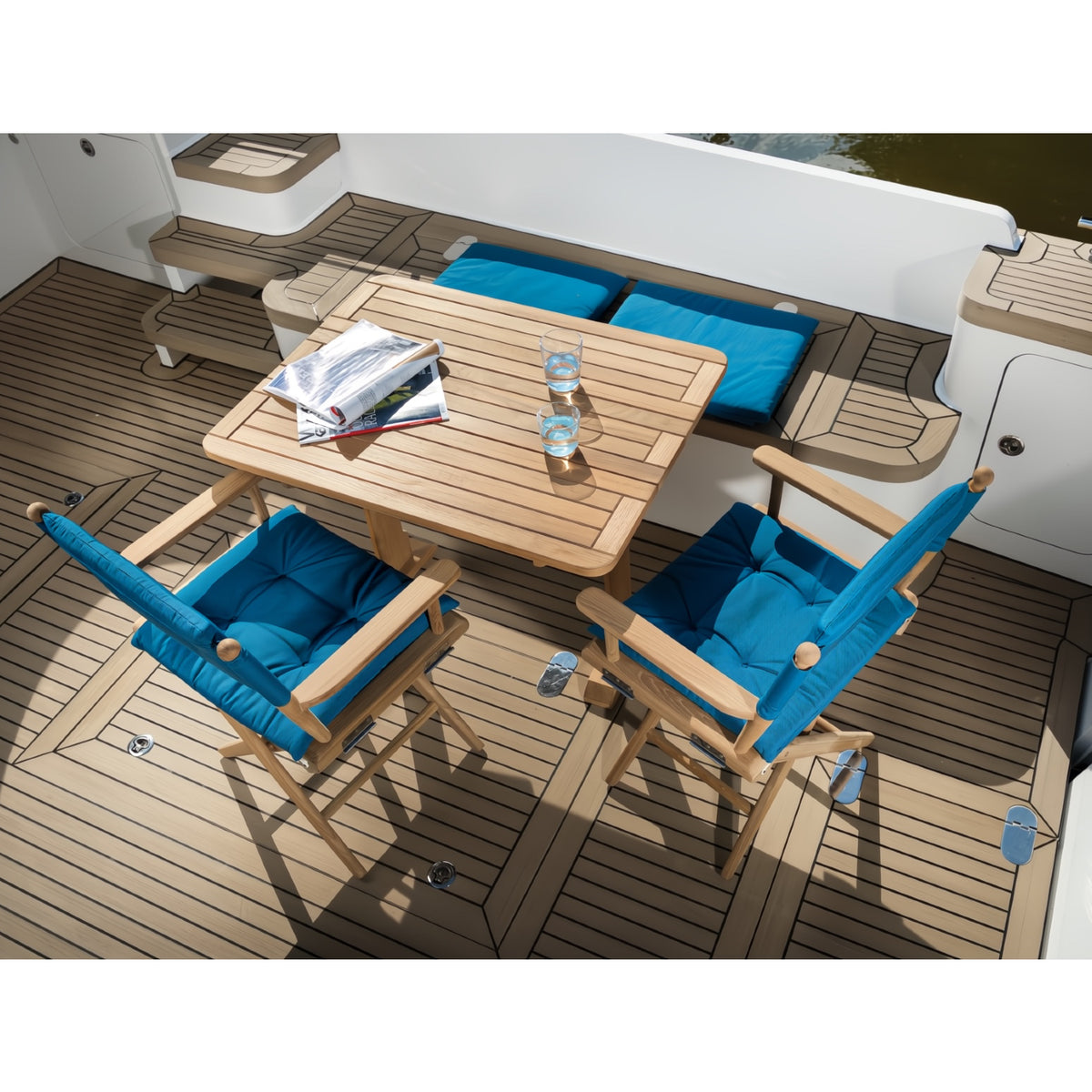 Regisseursstoel_I_deluxe_-_ongeolied_teak_met_navy_kussen met forza blauwe kussens sfeersetting op luxe boot