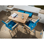 Regisseursstoel_I_deluxe_-_ongeolied_teak_met_navy_kussen met forza blauwe kussens sfeersetting op luxe boot