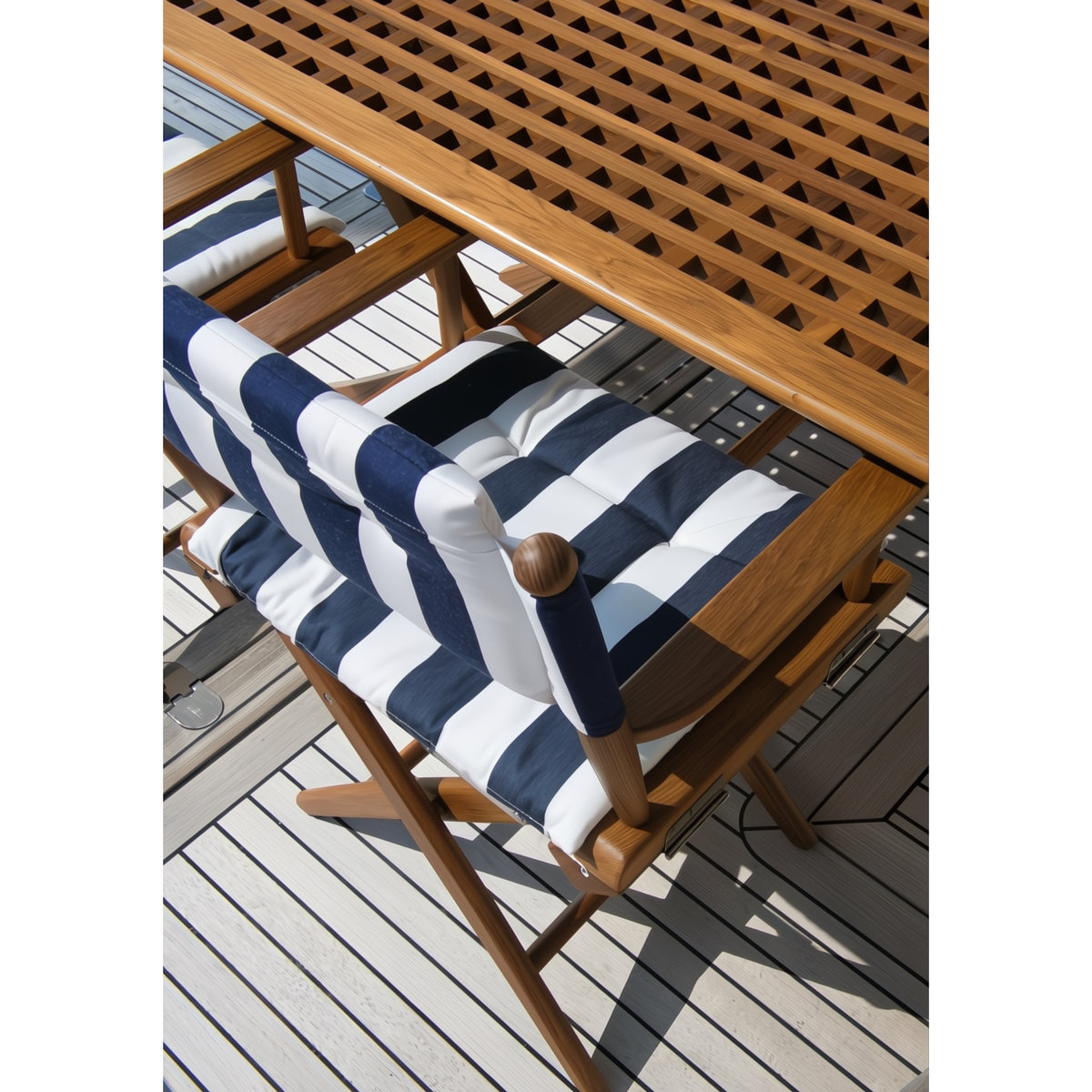 Regisseursstoel_I_deluxe_-_ongeolied_teak_met_navy_wit_kussen met San Remo teak tafel 
